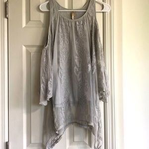 Flowing shirt with naked shoulders